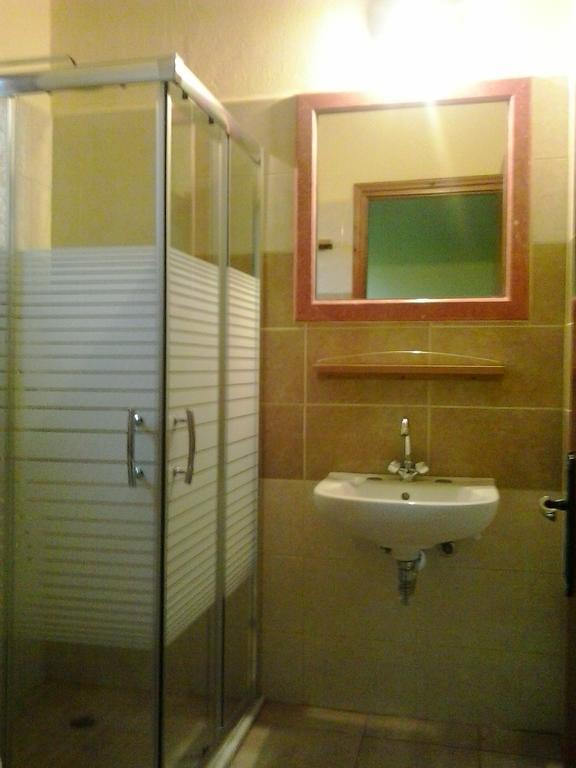 Gregory'S Village Platy Room photo