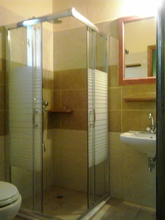 Gregory'S Village Platy Room photo